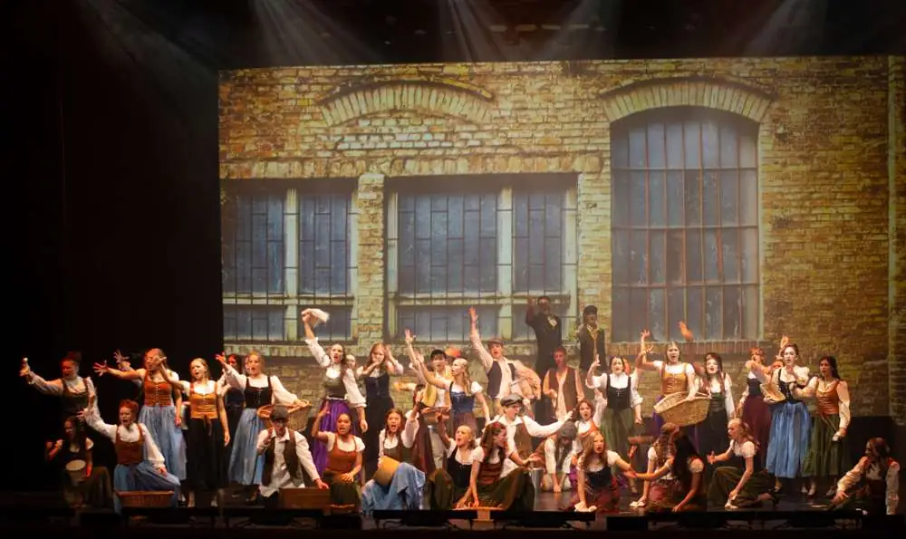 A huge Pelican camp company on stage